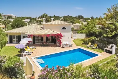 Image de Attractive Family Villa, A\/C, Private Pool - 5mins drive to the Iconic Beach at Praia da Marinha!
