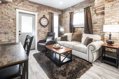 Close To Downtown Comfy 1 Bed 1 Bath Apartment