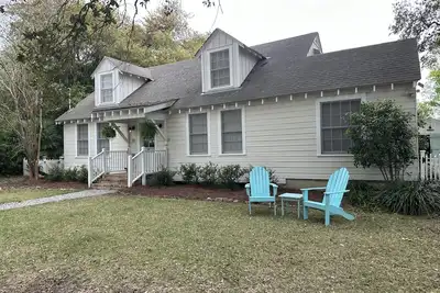 Image de Half a Block to the Beach! Come Bay-Cation here, Spacious House to fit everyone