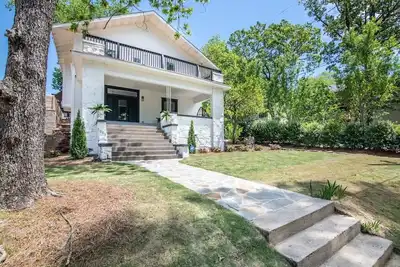 Image de ✧Elmsgate✧ - A historic designer dream home w/ family friendly amenities, cozy porch&games near Dt