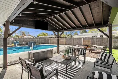 Image de Poolside Playhouse: Beach Getaway, Firepit & Games