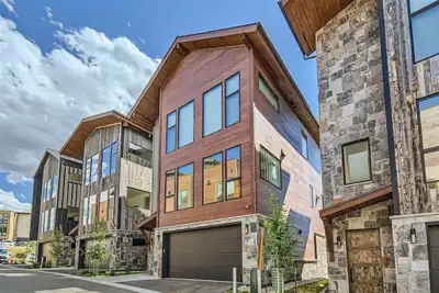 Image de Brand New Home| Walk to Town | Close to Skiing