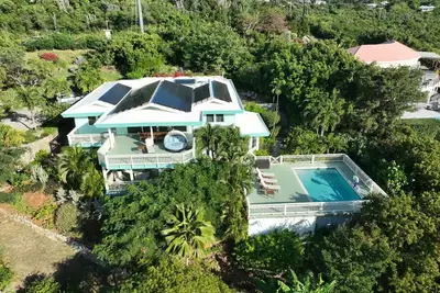 Image de Villa SeaGate · Waterfront 5/5. 5 bath Tesla backup power