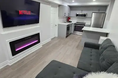 Image de Cozy 2 Bedroom Guest Suite with Electric Fireplace
