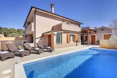 Villa avec piscine et climatisation