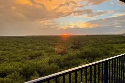 Image de Beautiful sunsets from this top floor Oceanwalk condo!