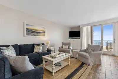 Image de Oceanfront | Completely Remodeled Spacious 5th Floor Shipwatch Condo | 1650 sq ft