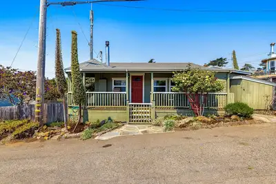 Image de Updated, dog-friendly cottage with bay views, wraparound deck & Ev charger