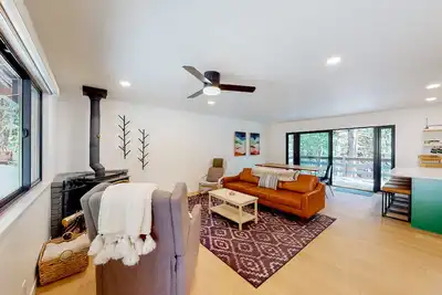 Image de Dog-friendly remodeled home with forest views, wood stove, deck, washer/dryer