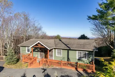 Image de Higher Ground- Pet friendly, gated front porch, views, one level, outdoor covered deck dining