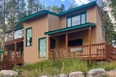 Image de Tree-lined retreat with lake views, wood stove, and private washer/dryer