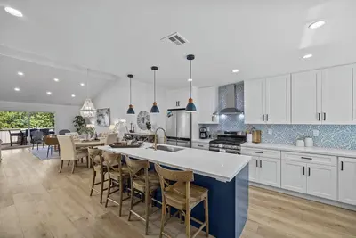 Image de Beach Close Fully Remodeled Single Level, Huge Kitchen, 2 Car Garage-Driveway