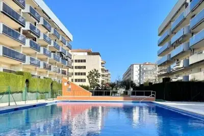 Image de InmoBoking Nova Pineda, chauffée, piscine et à 230m de la plage.