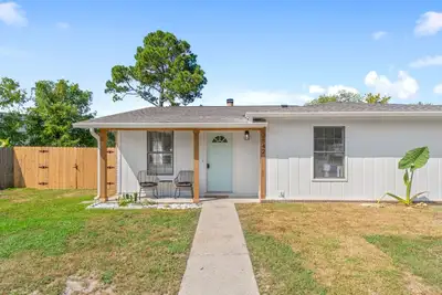 Image de Dog-friendly coastal home with enclosed yard, firepit, grill, covered patio, Ac
