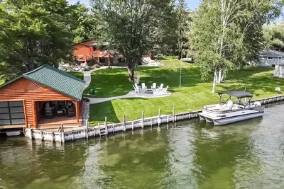 Image de Remodeled riverfront home with private hot tub, firepit, grill, Ac