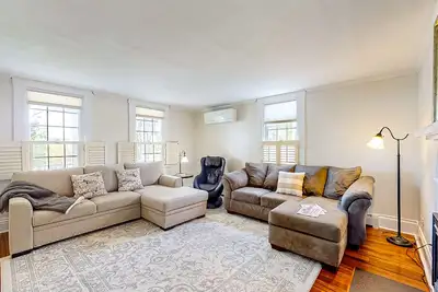 Image de Classic home with prime location 1 block from Main Street