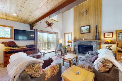 Image de Rustic home with forest access, pool, hot tub, sauna, pool table, 2 fireplaces