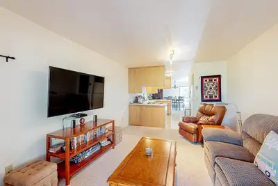 Image de Beautiful home on golf course with fireplace, pool, enclosed patio, W/D, & WiFi