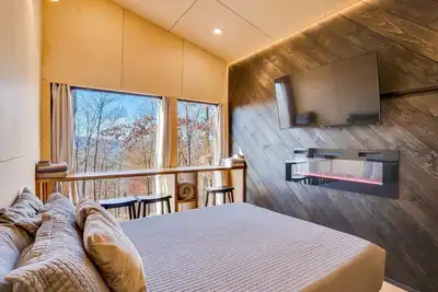 Image de The Fox Tail Pine Treehouse at Treetop Escapes!