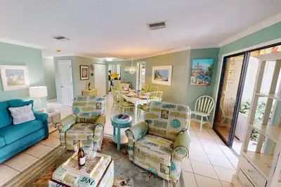 Image de Steps to the beach no damage! 3\/2 updated pool side breezy coastal oasis Close to everything Perfect