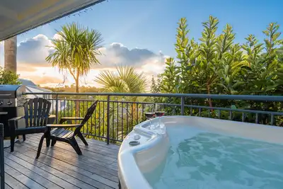Palm Beach Perfection with Aircondioning, Free Wifi, Sky Tv, Private Spa Pool