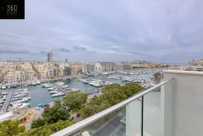 Image de Beautiful, stunning 3br home, opposite the harbour