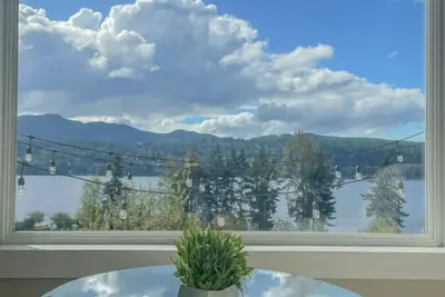 Image de Stunning Lake View home w\/ southern exposure, amazing sunsets, beach access and outdoor space
