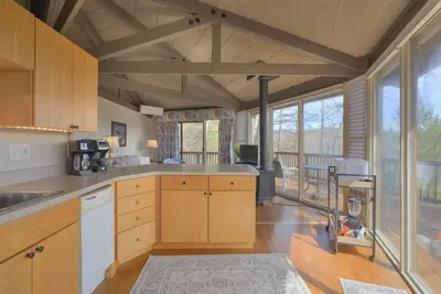 Image de Cozy rental near Greenbrier Resort with a deck, stunning views modern-rustic charm, and full kitchen