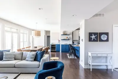Image de Luxury Home, 3/10 Mile Walk to Sturgeon Beach