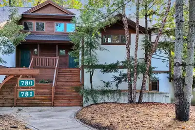 Image de 100%  Ski In Ski Out | Slopeside on Boyneland Run | 5 Bedroom | Gas Fireplace