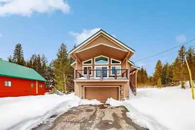 Image de 2-story home with private beach, grill, deck, washer/dryer, & Ac