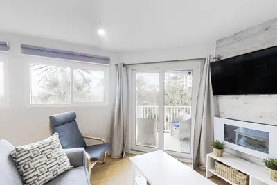 Image de Renovated dog-friendly condo with ocean views, pool, & beach access