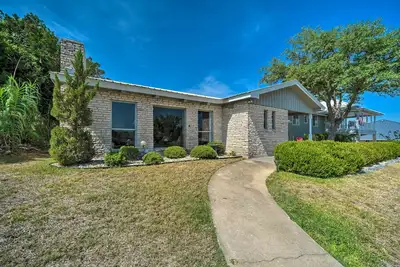 Image de Snowbird-friendly house with game room, full kitchen, balcony, & W/D