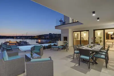 Villa avec piscine et vue sur la mer