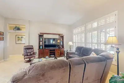 Image de Inviting home with full kitchen, patio, central Ac, & W/D