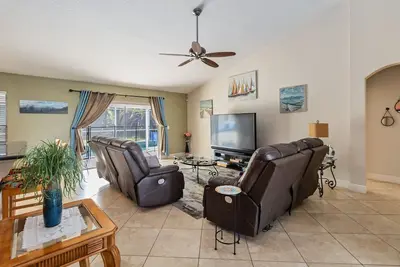 Image de Charming 4 Br Home with Private Pool & Office/5br