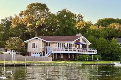 Image de Waterfront in the Hamptons · Waterfront Home | Sleeps 10 | Private Water Access