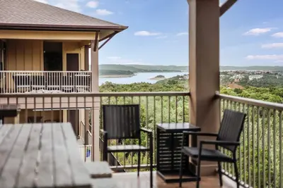 Image de Top Floor Resort Villa - Lake Views, Pool, Balcony