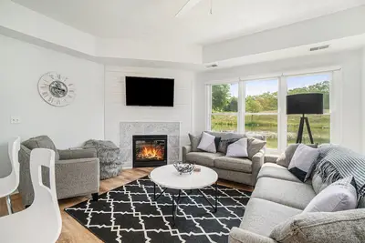 Image de Modern Fully Renovated Hv Condo