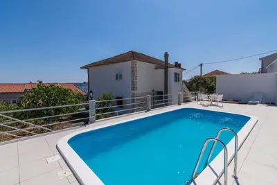 House with private pool and spacious sorroundings