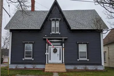 Image de 2 bedroom apartment in historic 1880s captains house