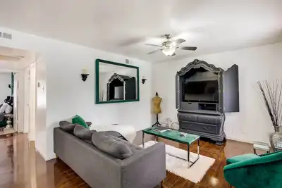 Image de Chic Dallas Condo w/ Pool, Walk to Knox Street!