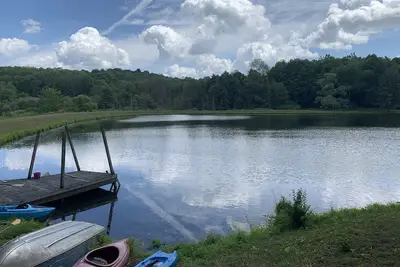Image de Lakeside Serenity: Your Own Lake House on 33 Acres with an 8-Acre  stocked Lake