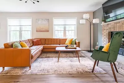 Newly Renovated! Dog Friendly! Hot Tub! “Friends” Tv Show Themed House!