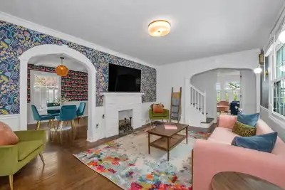 Image de Mt. Lebanon/Luxury/Parking /King Bed/ Sleeps 8