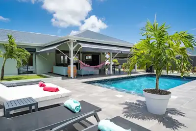 Image de Villa Faustine, son grand extérieur donnant sur la piscine