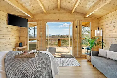 Image de Romantic Treehouse with Hot Tub, Waterfall, Hiking, Swinging Bridge & Goats