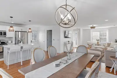 Image de 3 Miles to the Beach, 3 Miles to Downtown Newport!