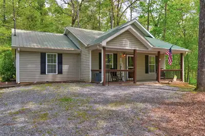 Image de Dog friendly Mountain cottage near town l Pool~Firepit & Games l Gas Fireplace!