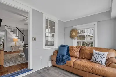 Image de Beach house! Sleeps 8, off street parking